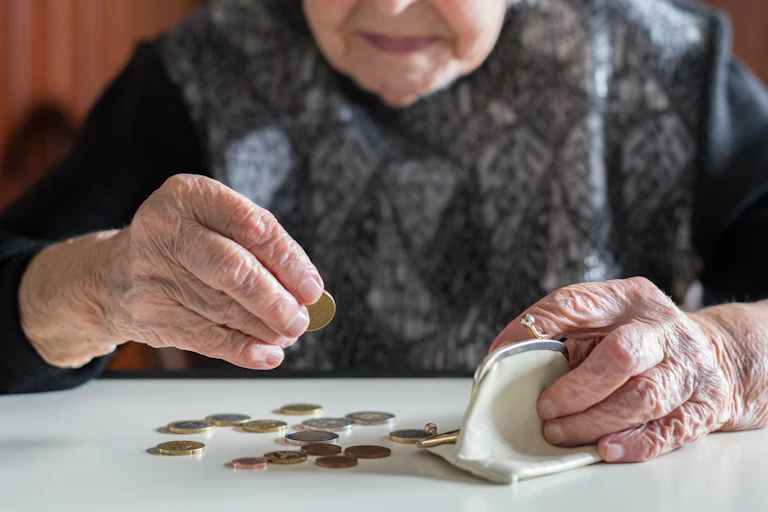 Anciana contando monedas