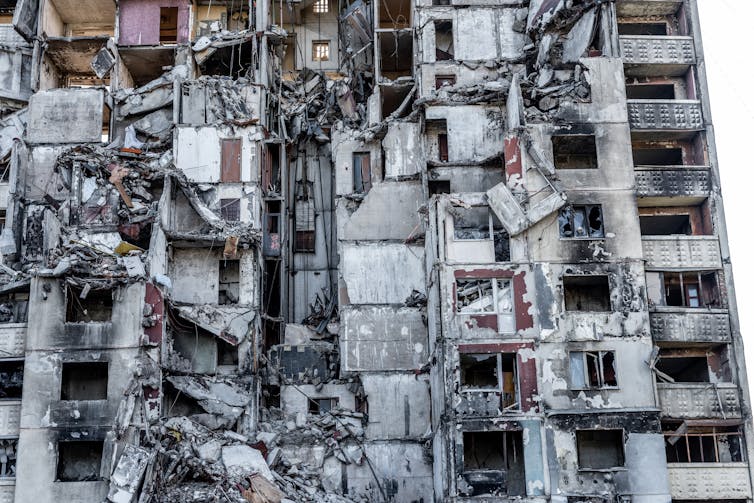 Um edifício residencial destruído após um ataque de foguete com mísseis.