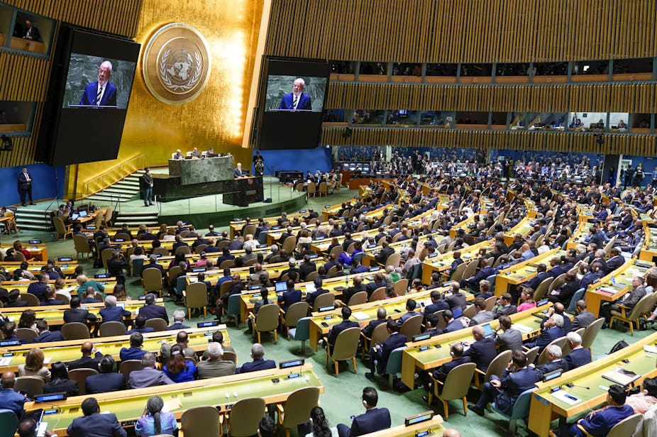Image of the brazilian president giving a speech on the UN platform to a gallery full of people sitting and watching him.