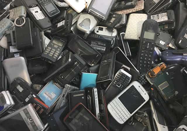 Un tas de téléphones et de smartphones usagés