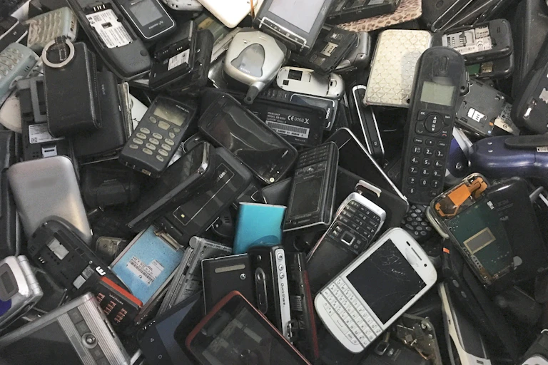 Un tas de téléphones et de smartphones usagés