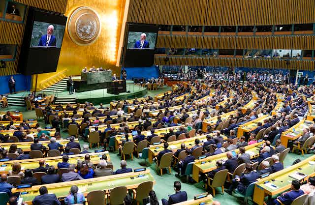 Imagen del presidente de Brasil pronunciando un discurso en la tribuna de la ONU ante una galería llena de gente sentada observando