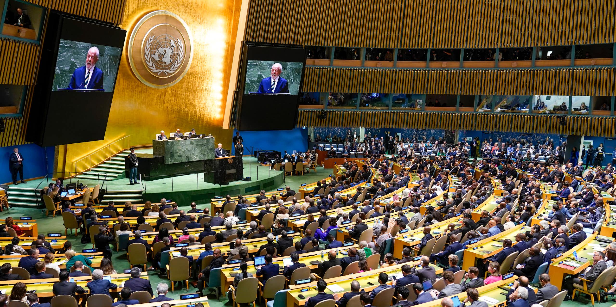 Imagen del presidente de Brasil pronunciando un discurso en la tribuna de la ONU ante una galería llena de gente sentada observando