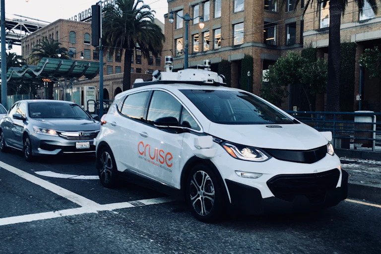 Photographie d'une voiture autonome.