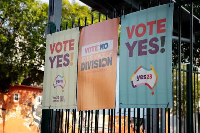 Yes and no signs for the Indigenous voice to parliament referendum.