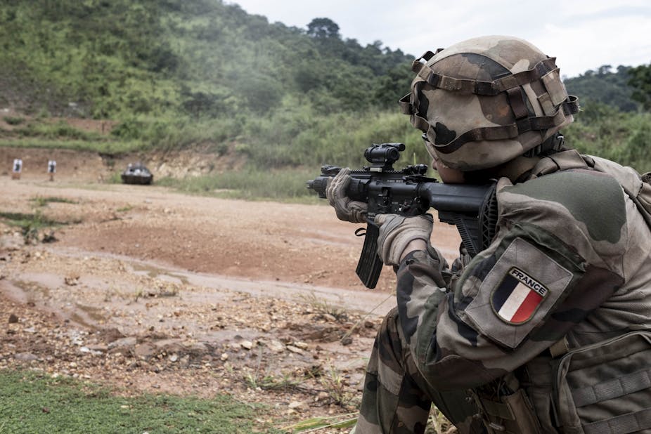 Soldat en uniforme français en train de tirer au fusil 