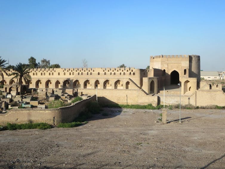 Średniowieczna ufortyfikowana brama w Iraku.