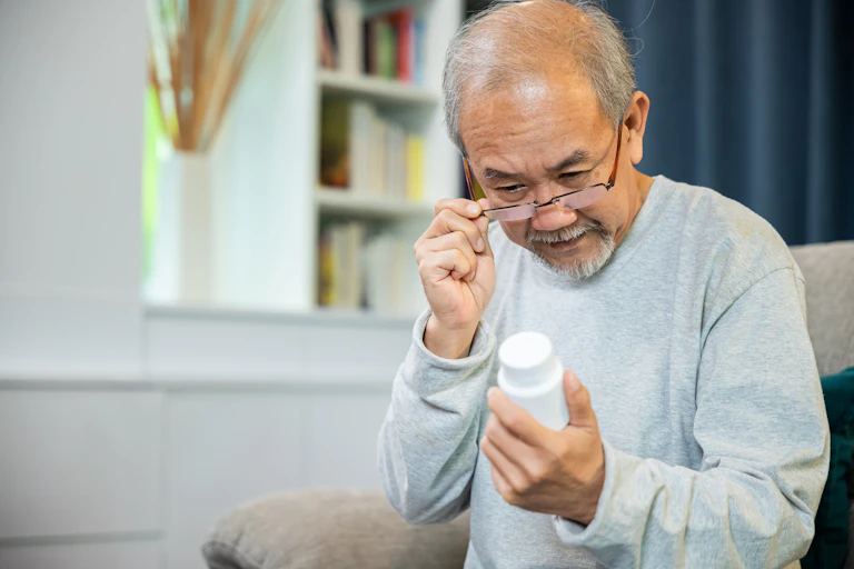 Un homme regarde le texte sur une bouteille de supplément