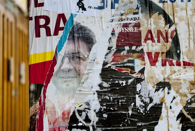 Affiches endommagées et rayées des élections françaises 2017 collées sur les murs.