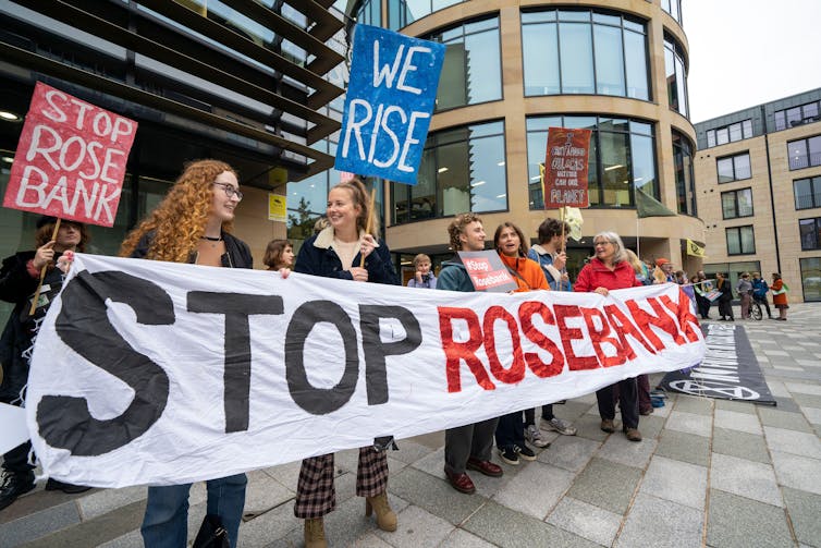 Pessoas com banner 'stop rosebank'