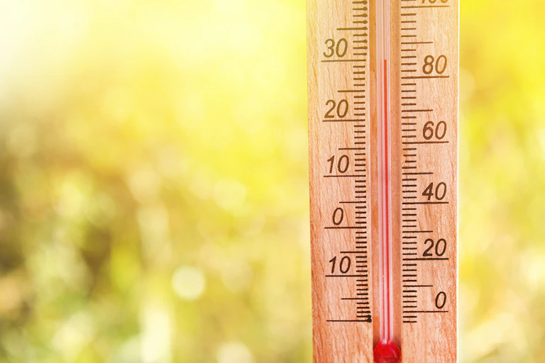 Termómetro de madera a 30ºC.