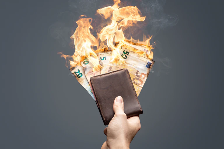 Billets de banque en feu