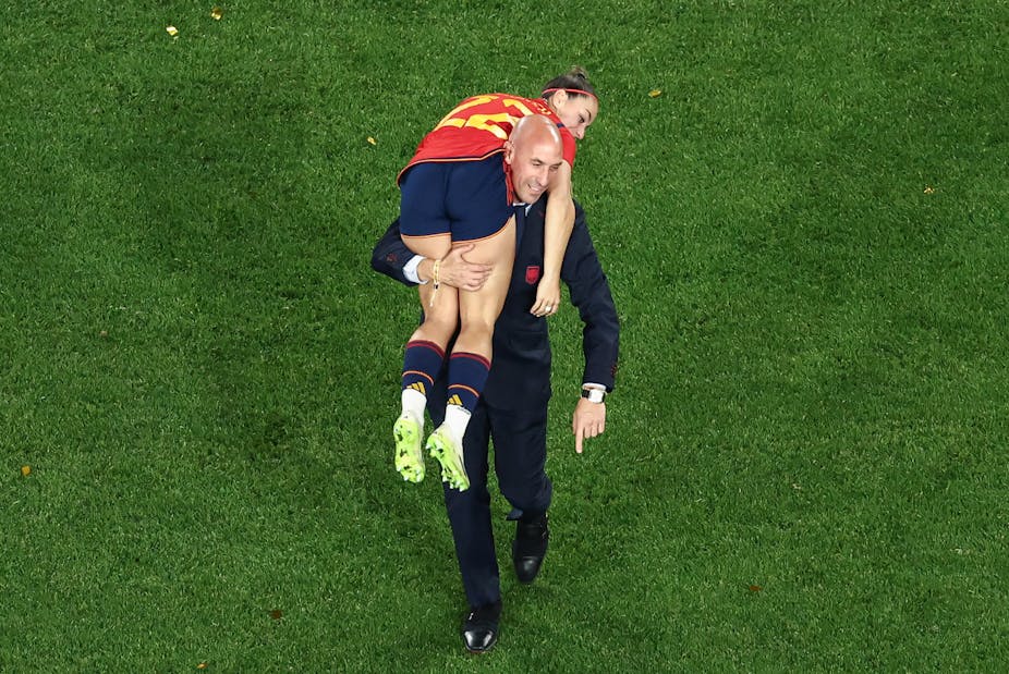 Luis Rubiales, souriant, porte une joueuse de l'équipe d'Espagne sur son épaule
