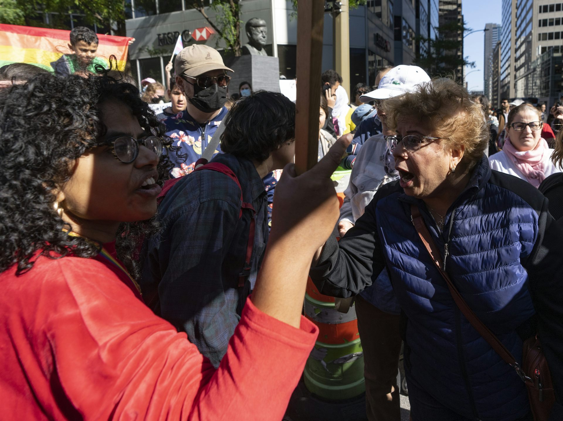 Deux femmes s’affrontent verbalement dans une manifestation
