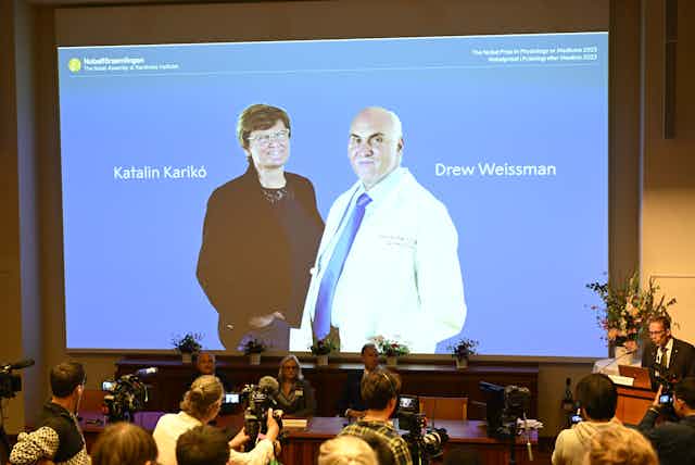 Uma foto dos laureados com o prêmio nobel de medicina em 2023