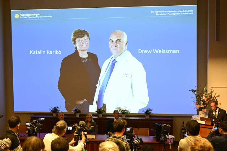 Uma foto dos laureados com o prêmio nobel de medicina em 2023