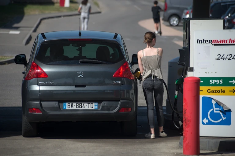 Une femme dans une station-service Intermarché