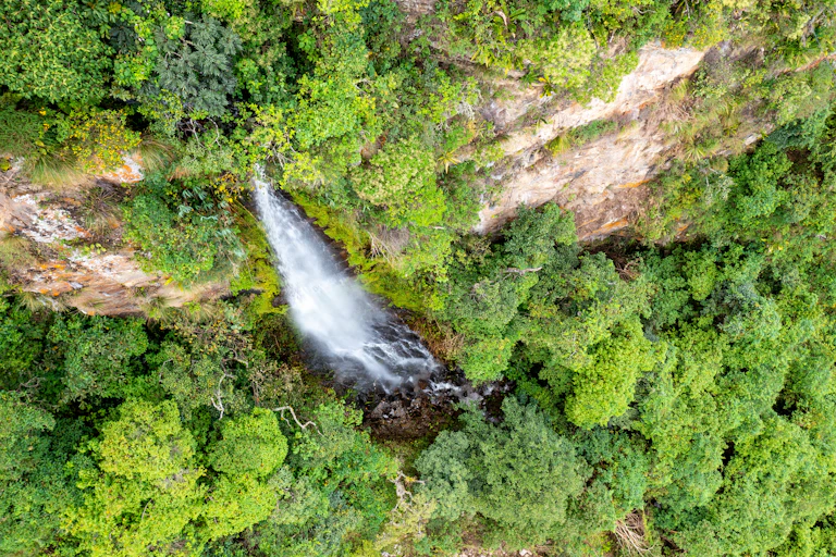 Vue aérienne d'une cascade dans la vallée du Vilcabamba en Équateur
