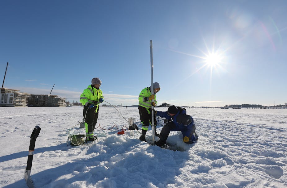 Quatre chercheurs sur la glace du lac Kallavesi en Finlande