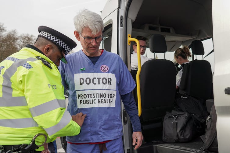 Docteur membre d’Extinction Rebellion arrêté après le blocage d’un pont de Londres en avril 2022
