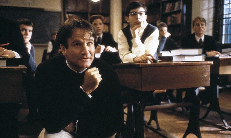 Robin Williams como el profesor Keating.