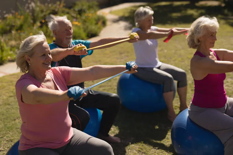 Photo de personnes d’âge mûr en train de pratiquer des exercices de renforcement assises sur des ballons.