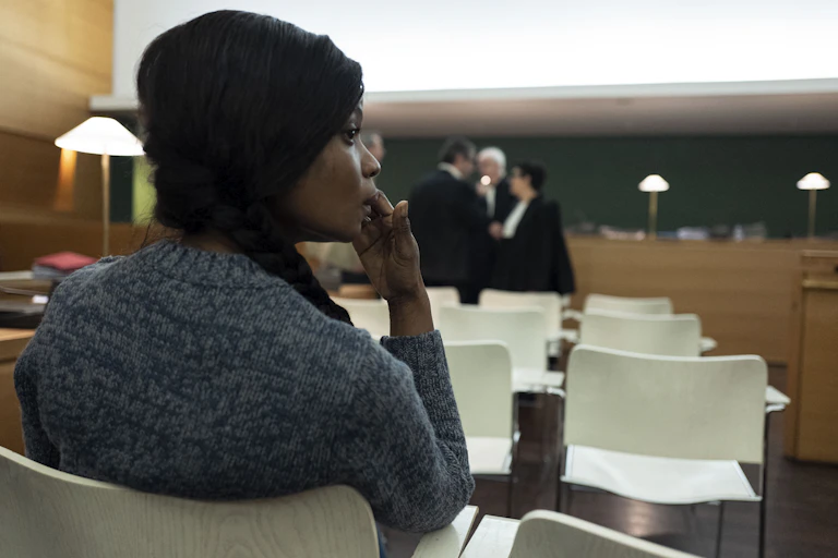 Une femme nigériane attend dans une salle d'audience avant le début du procès d'une affaire de réseau de prostitution à Lyon, le 6 novembre 2019.