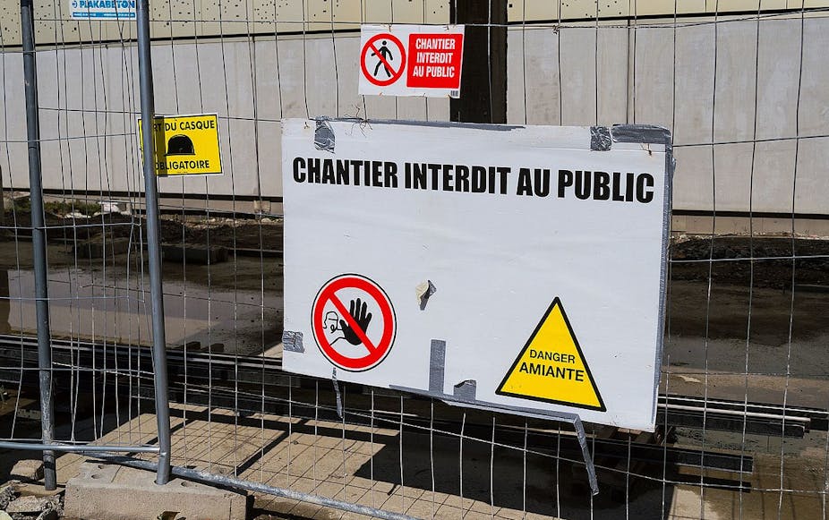 Photo d’un panneau d’avertissement de désamiantage à l'entrée du chantier de reconstruction de l'université Toulouse - Jean Jaurès.