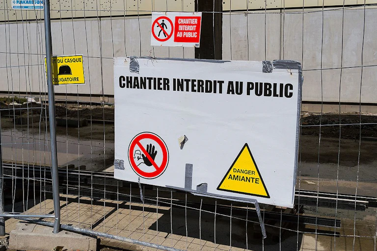 Photo d’un panneau d’avertissement de désamiantage à l'entrée du chantier de reconstruction de l'université Toulouse - Jean Jaurès.