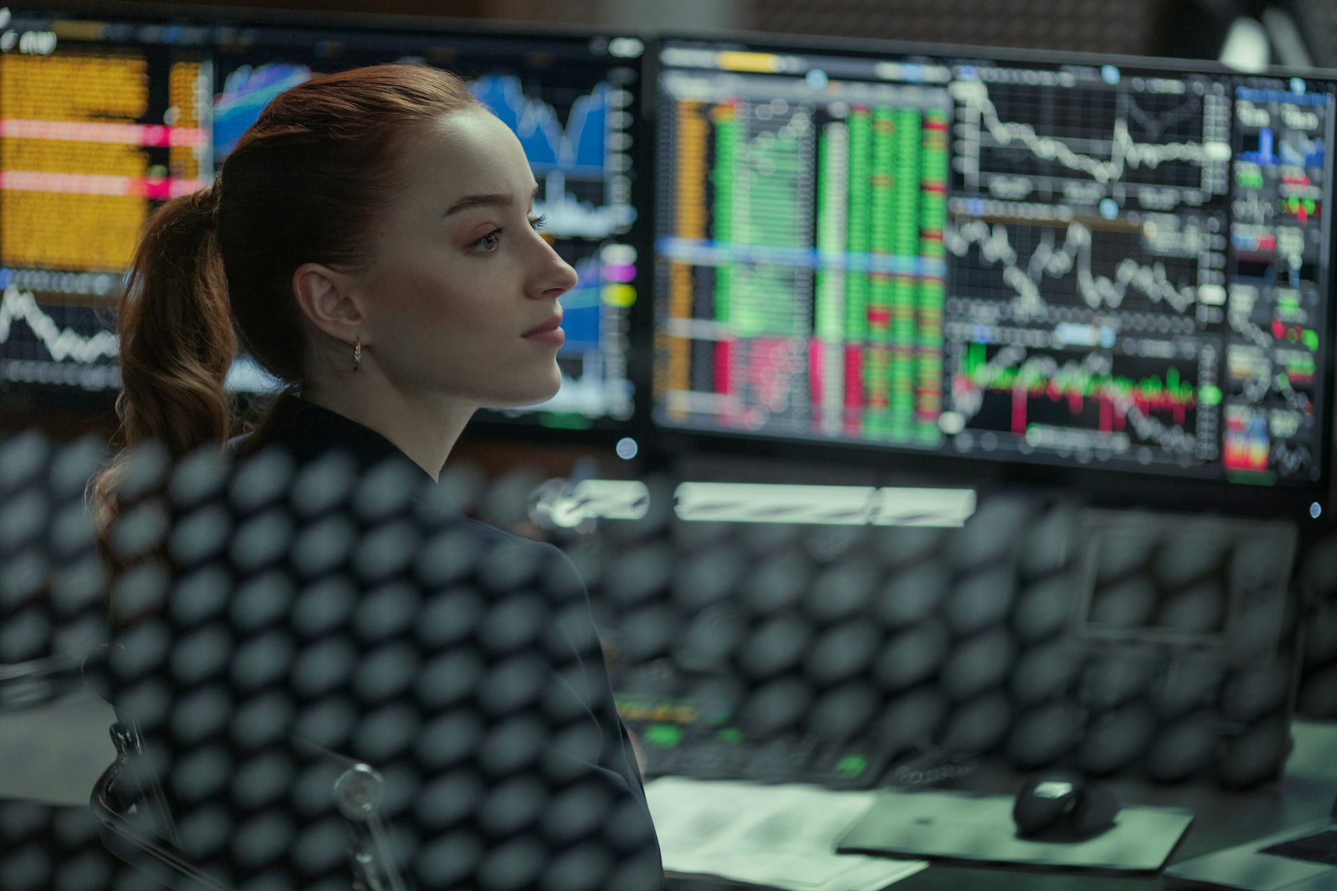 Phoebe Dynevor as Emily in Fair Play, sat at a computer.