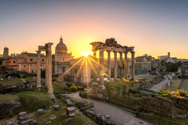 Ruinas del foro romano al atardecer.