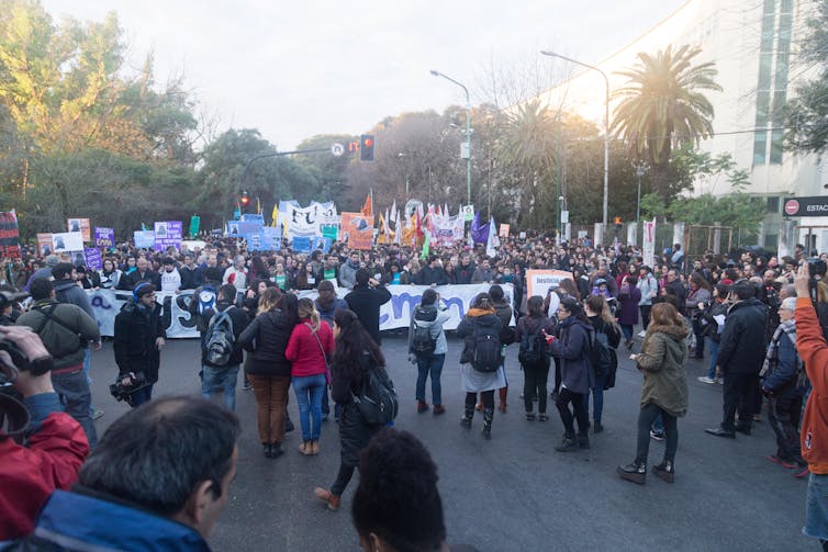 Mujeres argentinas marchan por justicia tras la violación y asesinato de una joven estudiante.