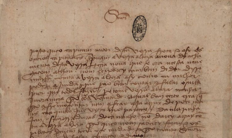 Foto mostra manuscrito de carta, com escrito dos documentos antigos