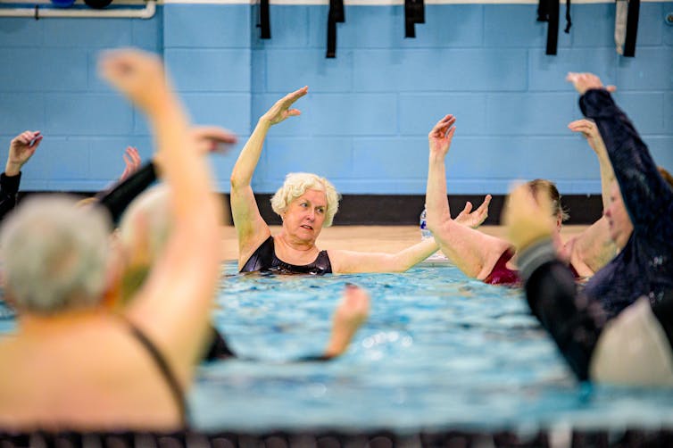 Des femmes âgées font de l’exercice dans une piscine