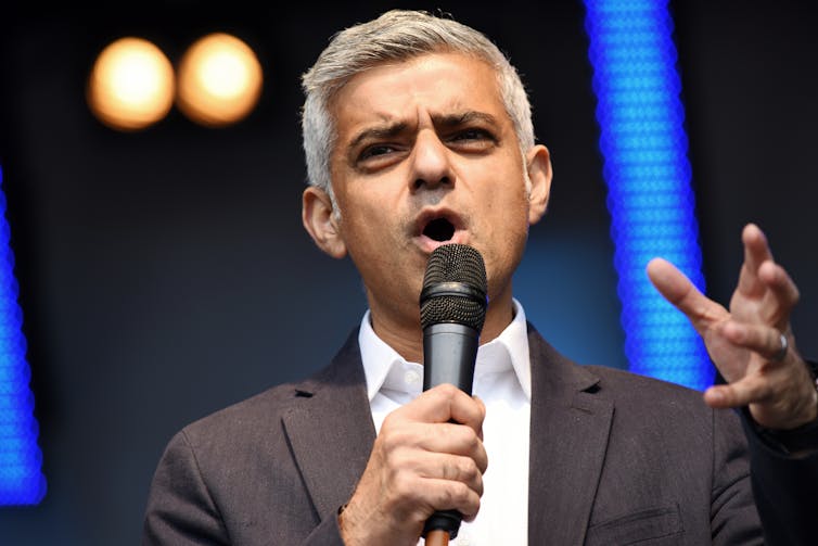 Sadiq Khan fazendo um discurso.