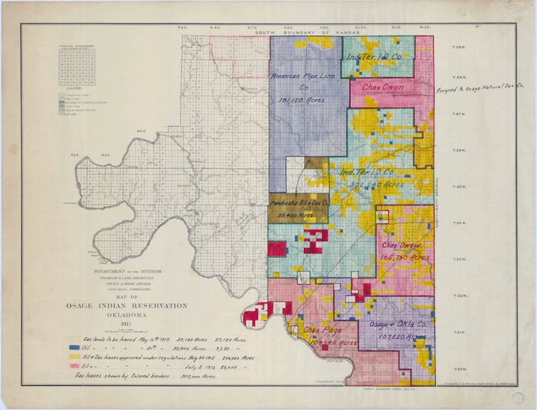 Mapa antiguo con las extensiones de producción petrolífera marcadas