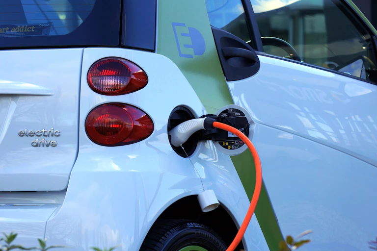 Voiture électrique en charge