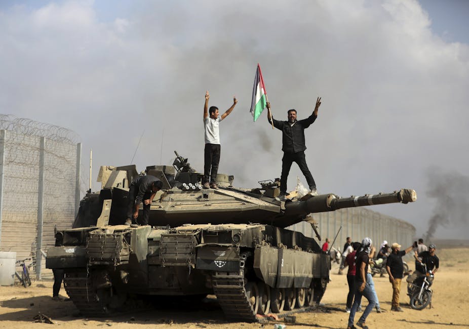 Hommes brandissant un drapeau palestinien sur un char