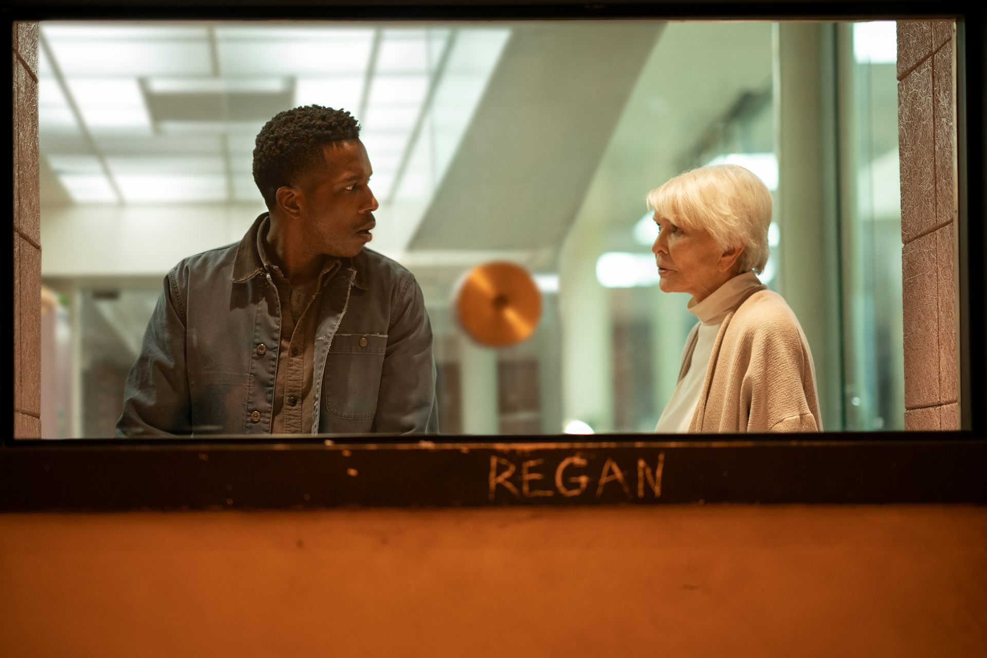 Victor Fielding (Leslie Odom, Jr.) and Chris MacNeil (Ellen Burstyn) talk in a hospital.