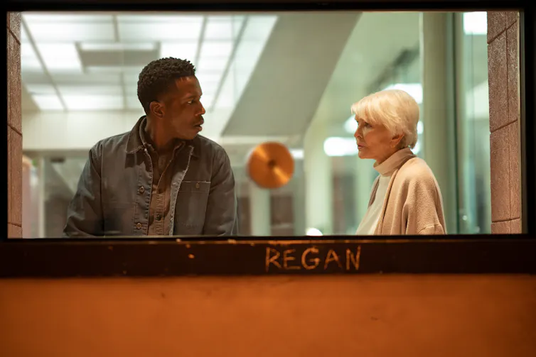 Victor Fielding (Leslie Odom, Jr.) and Chris MacNeil (Ellen Burstyn) talk in a hospital.