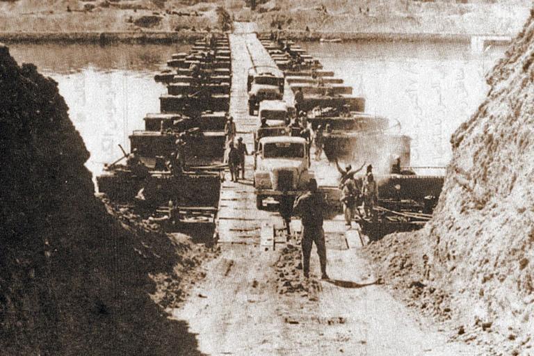 Camions militaires égyptiens franchissant le canal de Suez sur un ponton le 7 octobre 1973, pendant la guerre du Kippour.