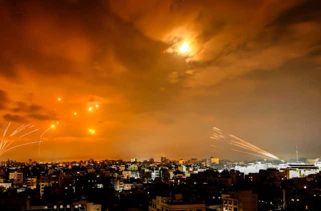 Des missiles abattent des roquettes la nuit au-dessus d'une ville 