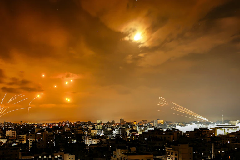 Des missiles abattent des roquettes la nuit au-dessus d'une ville