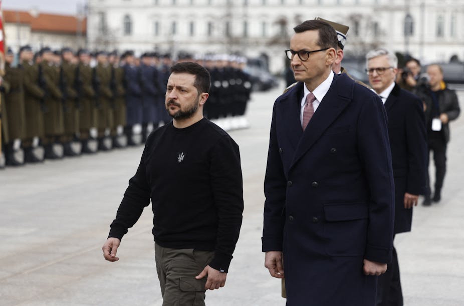 Volodymyr Zelensky et Mateusz Morawiecki lors d'une cérémonie officielle
