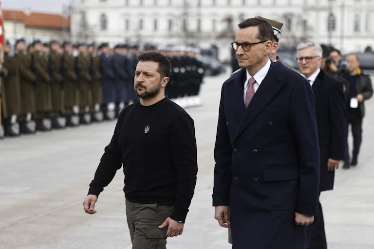 Volodymyr Zelensky et Mateusz Morawiecki lors d'une cérémonie officielle