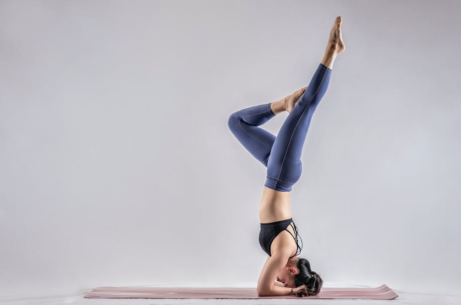 femme en poirier pratiquant le yoga