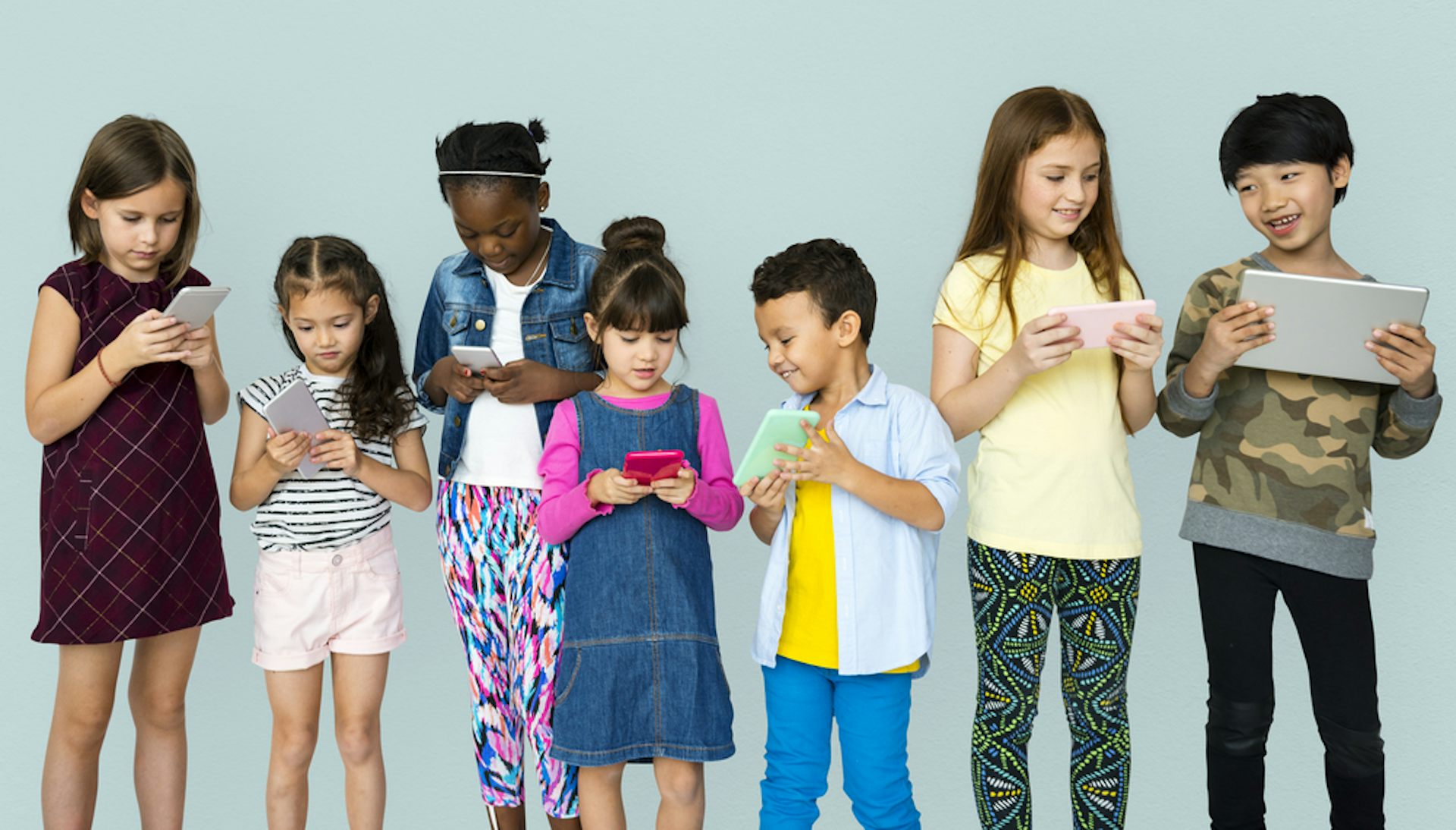 Groupe d’enfants utilisant des appareils numériques