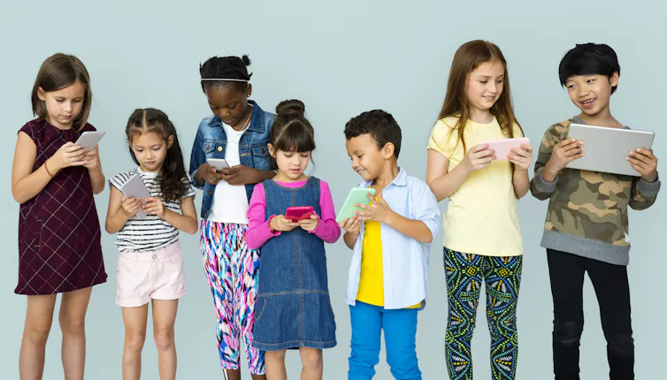 Groupe d’enfants utilisant des appareils numériques