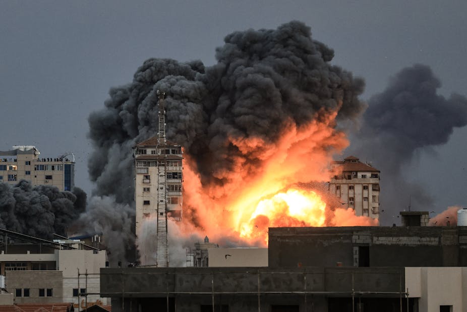 Explosion d'un immeuble à Gaza après une frappe de missile