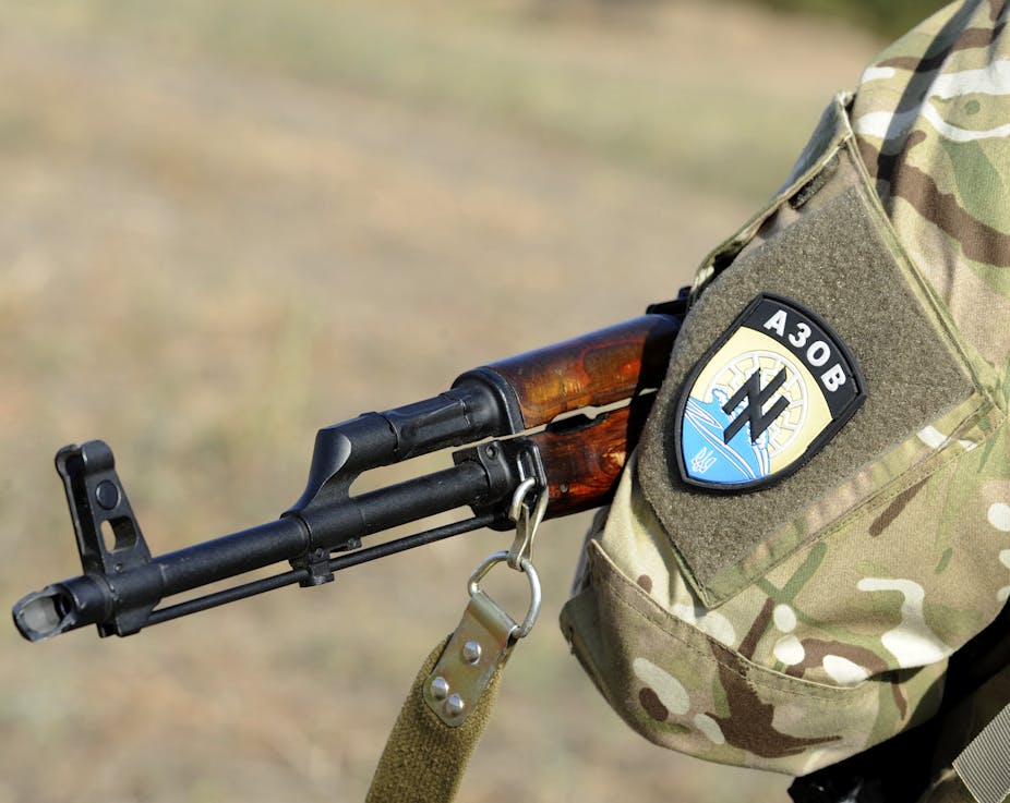Insigne d'Azov sur l'uniforme d'un soldat tenant un fusil